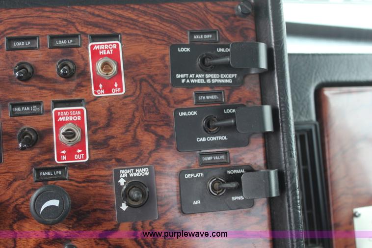 image for item K7181 1999 Peterbilt 379 semi truck