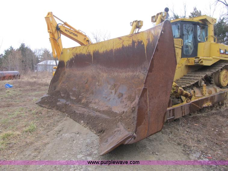 image for item K8833 2000 Caterpillar D9R dozer