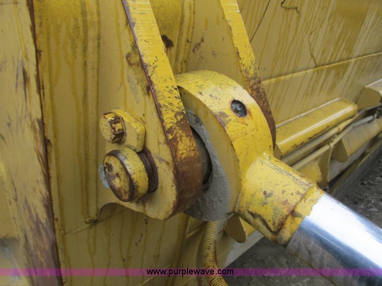 image for item K8833 2000 Caterpillar D9R dozer