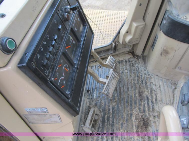 image for item K8833 2000 Caterpillar D9R dozer