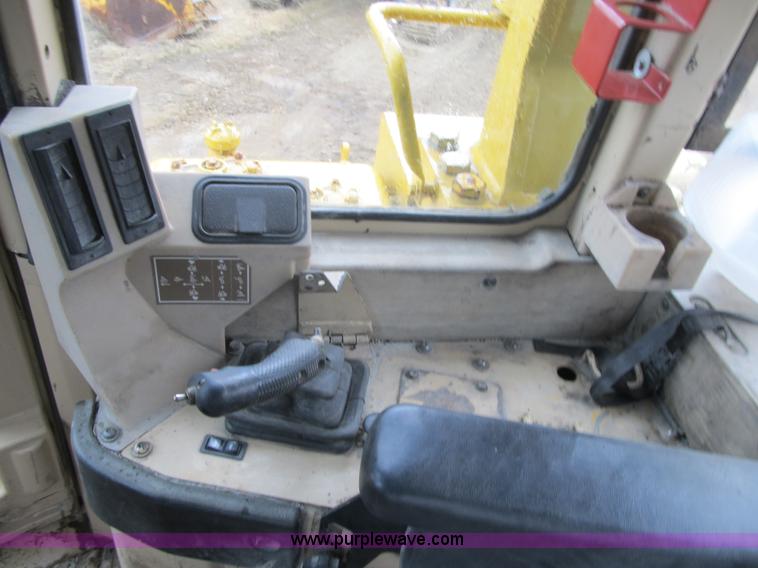 image for item K8833 2000 Caterpillar D9R dozer