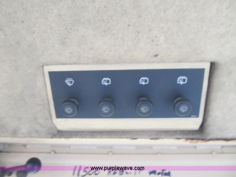 image for item K8833 2000 Caterpillar D9R dozer