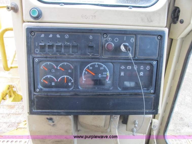 image for item K8833 2000 Caterpillar D9R dozer