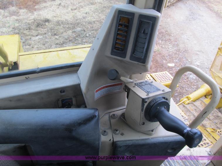 image for item K8833 2000 Caterpillar D9R dozer