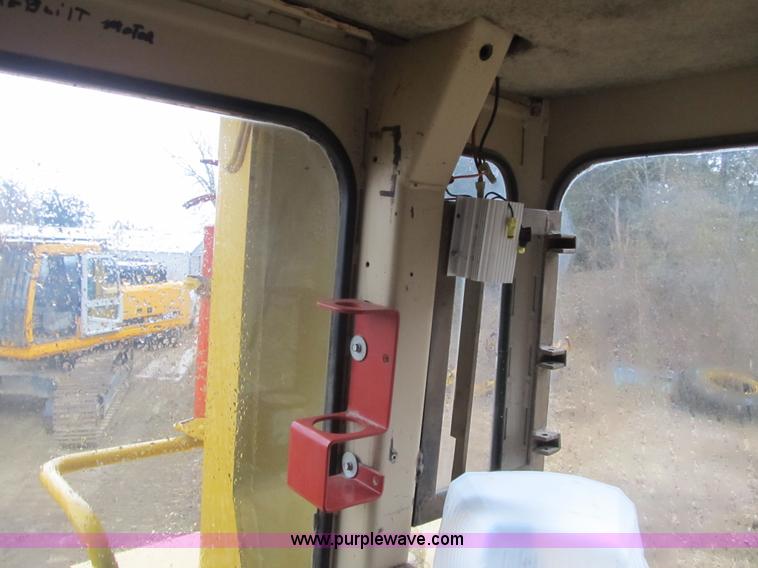 image for item K8833 2000 Caterpillar D9R dozer