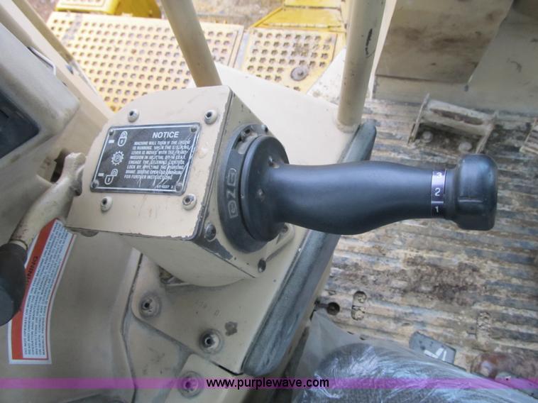 image for item K8833 2000 Caterpillar D9R dozer