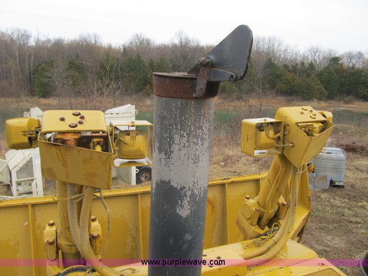image for item K8833 2000 Caterpillar D9R dozer