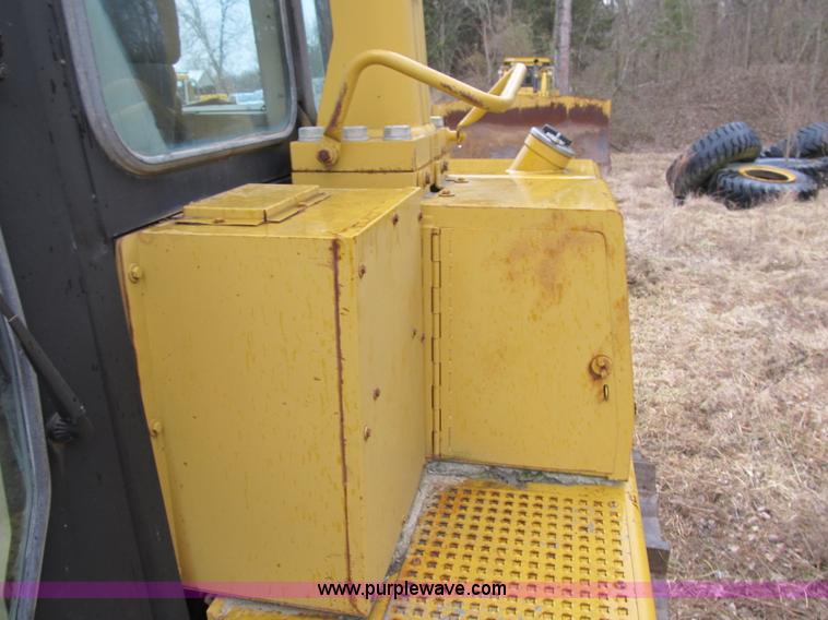 image for item K8834 2000 Caterpillar D9R dozer