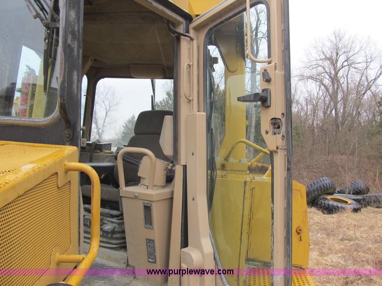 image for item K8834 2000 Caterpillar D9R dozer