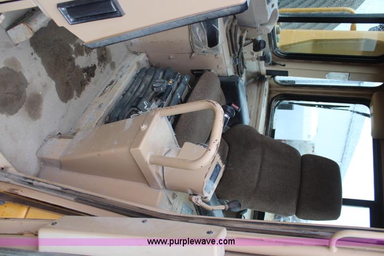 image for item K8944 1998 Caterpillar D8R dozer