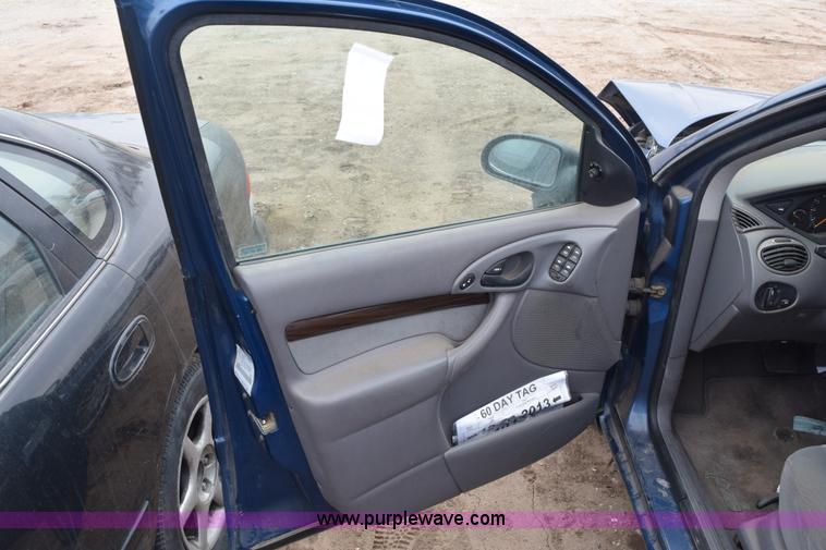image for item E6260 2000 Ford Focus