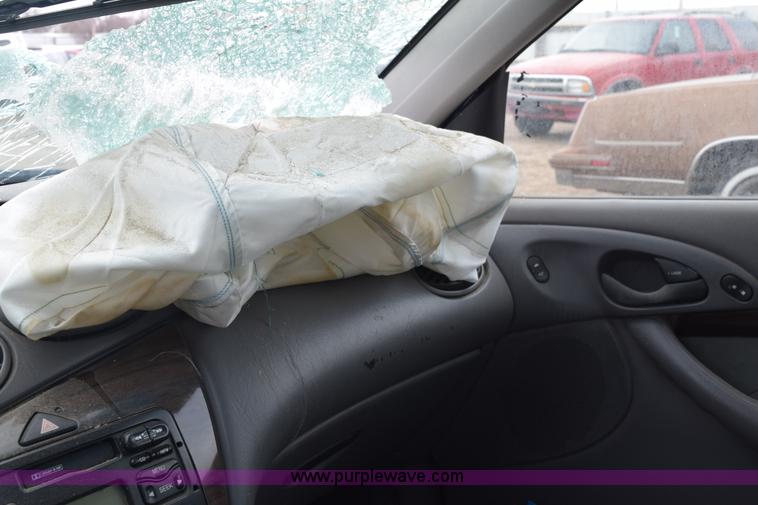 image for item E6260 2000 Ford Focus