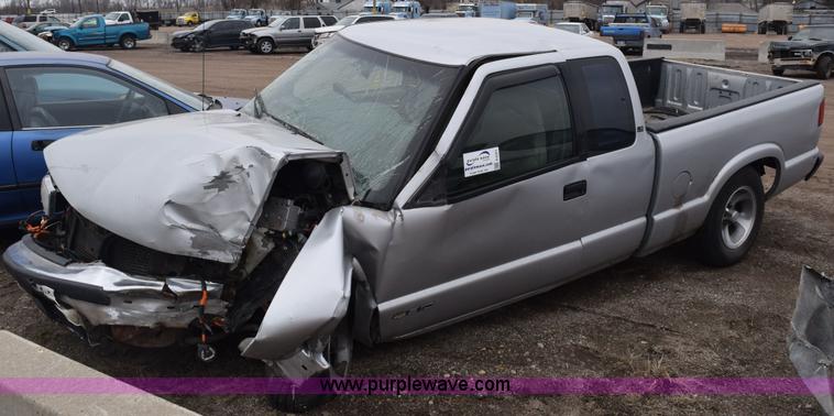 image for item E6261 1994 Chevrolet S10 pickup truck