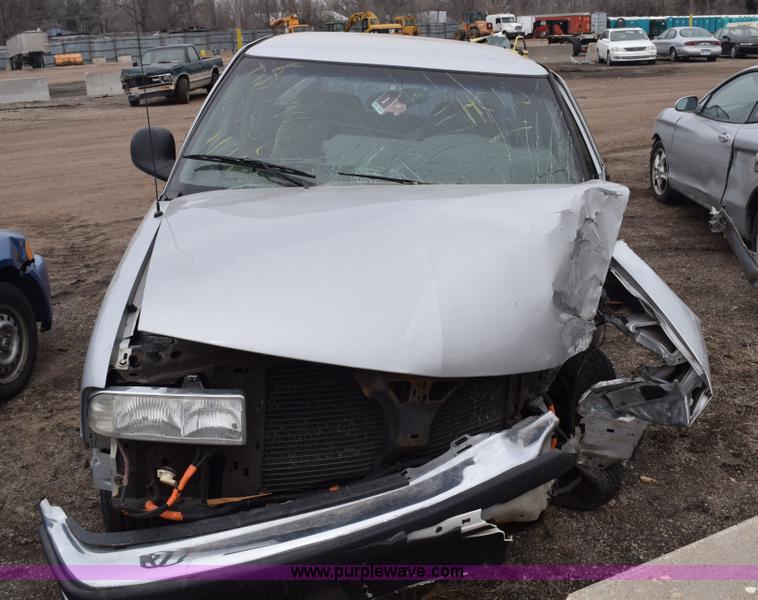 image for item E6261 1994 Chevrolet S10 pickup truck