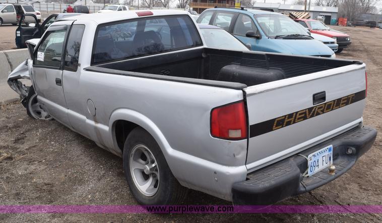image for item E6261 1994 Chevrolet S10 pickup truck