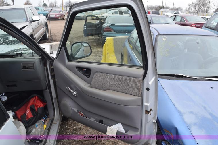 image for item E6261 1994 Chevrolet S10 pickup truck