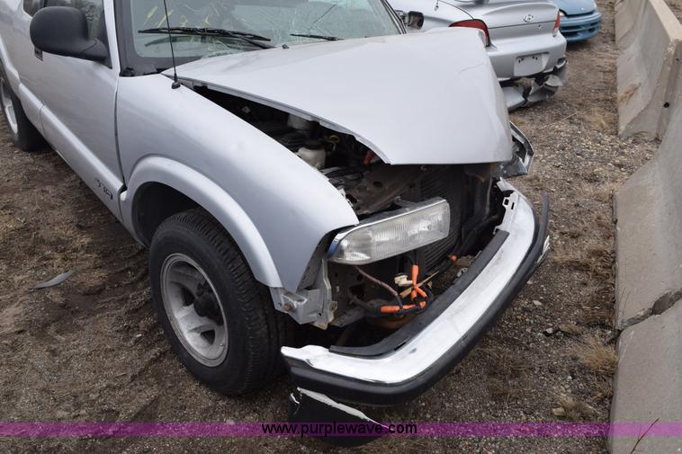 image for item E6261 1994 Chevrolet S10 pickup truck