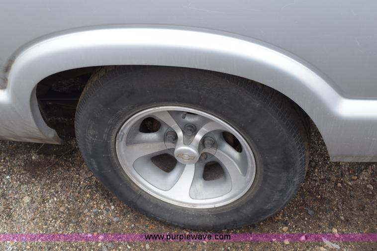 image for item E6261 1994 Chevrolet S10 pickup truck