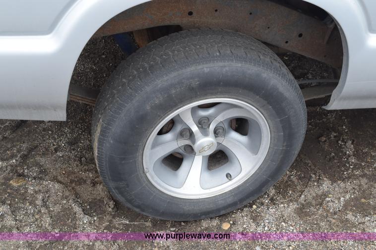 image for item E6261 1994 Chevrolet S10 pickup truck