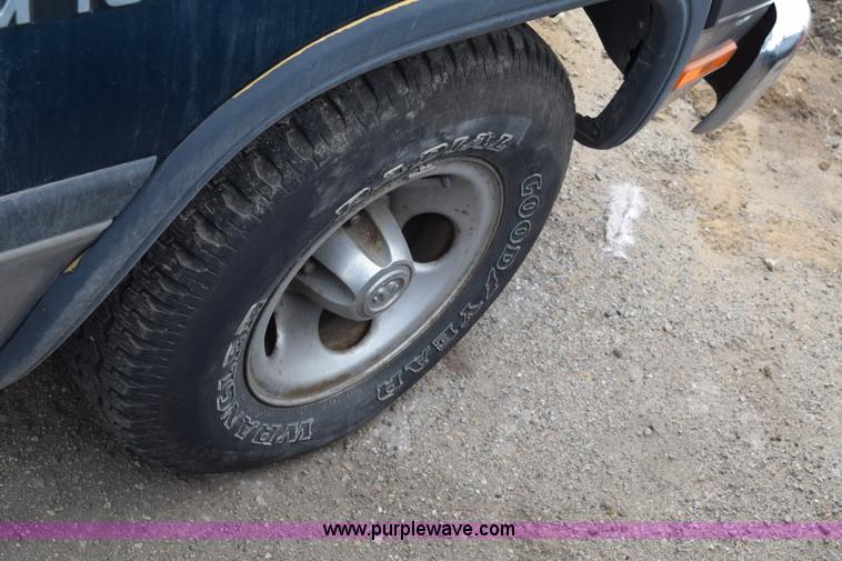 image for item E6263 1993 Dodge Ram 1500 pickup truck