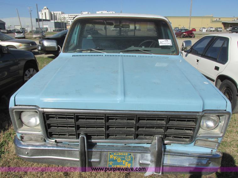 image for item J6709 1976 Chevrolet 1500 flatbed pickup truck