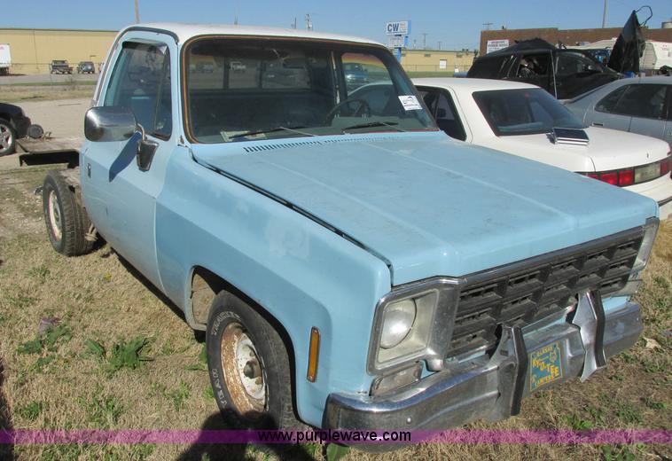 image for item J6709 1976 Chevrolet 1500 flatbed pickup truck