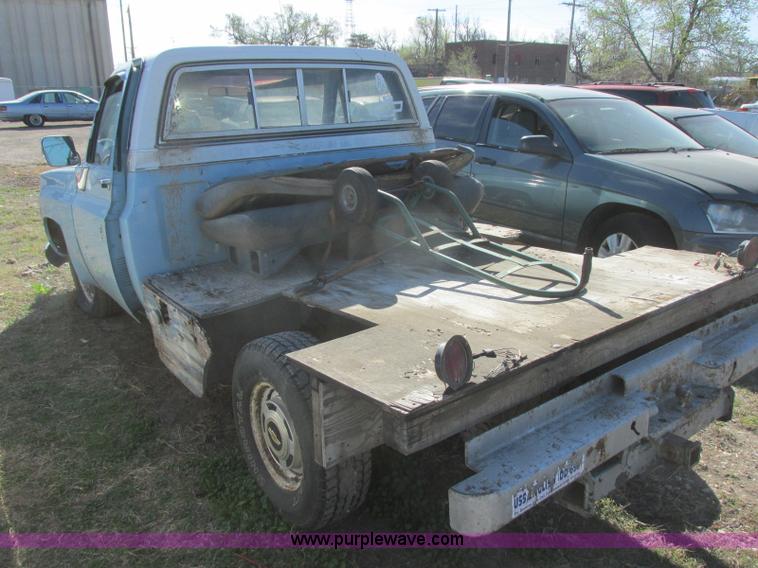 image for item J6709 1976 Chevrolet 1500 flatbed pickup truck