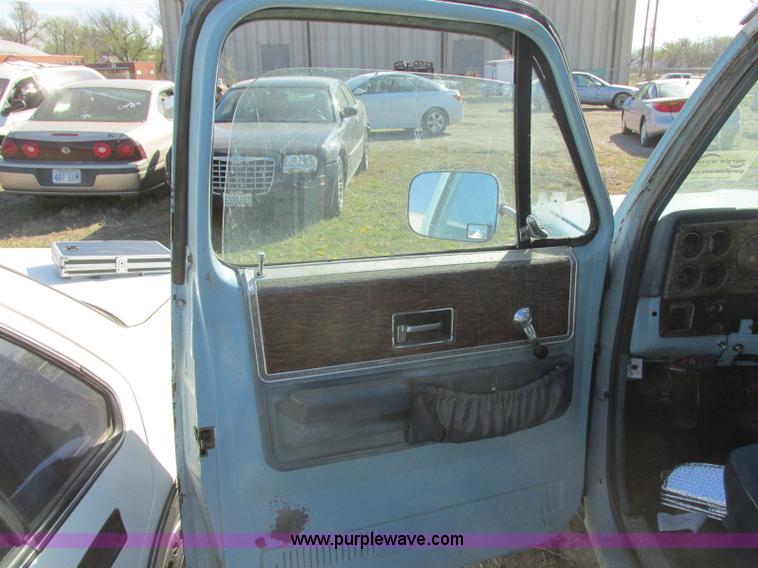 image for item J6709 1976 Chevrolet 1500 flatbed pickup truck
