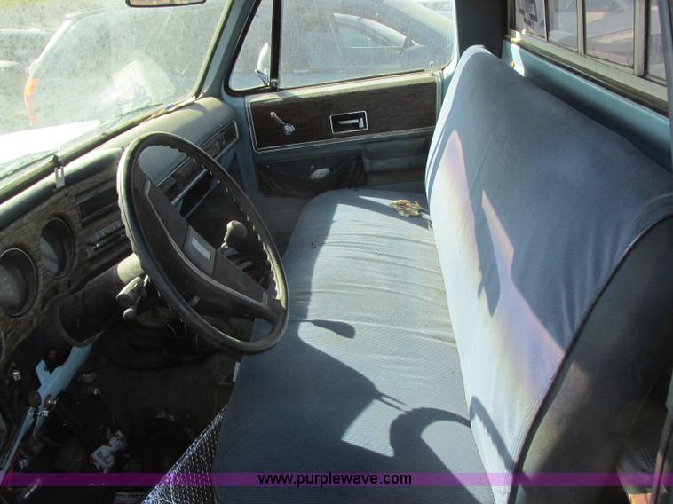 image for item J6709 1976 Chevrolet 1500 flatbed pickup truck
