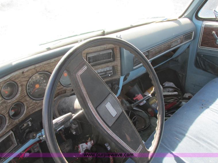 image for item J6709 1976 Chevrolet 1500 flatbed pickup truck