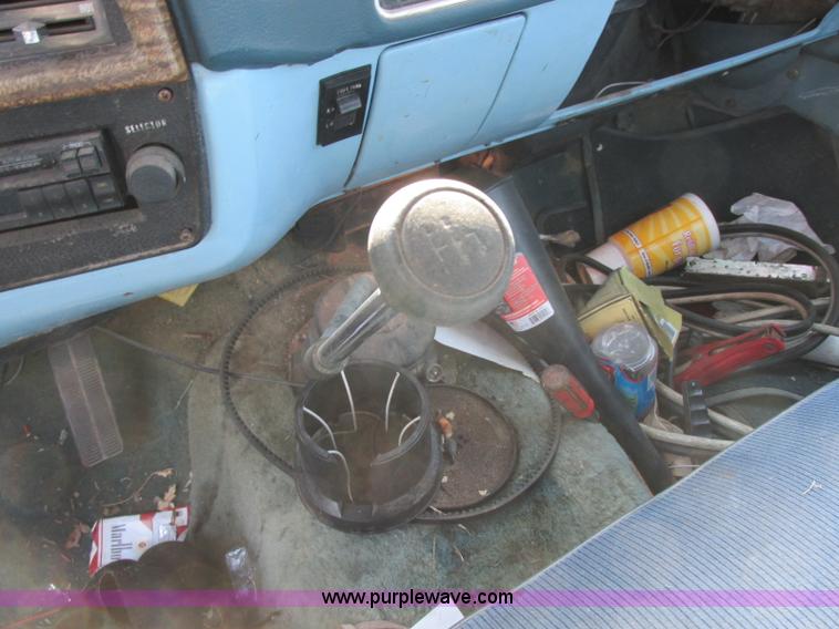 image for item J6709 1976 Chevrolet 1500 flatbed pickup truck