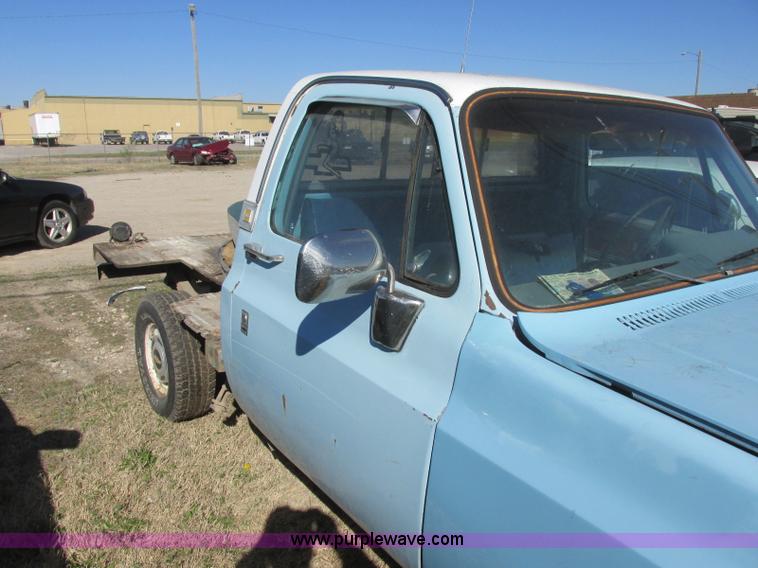 image for item J6709 1976 Chevrolet 1500 flatbed pickup truck