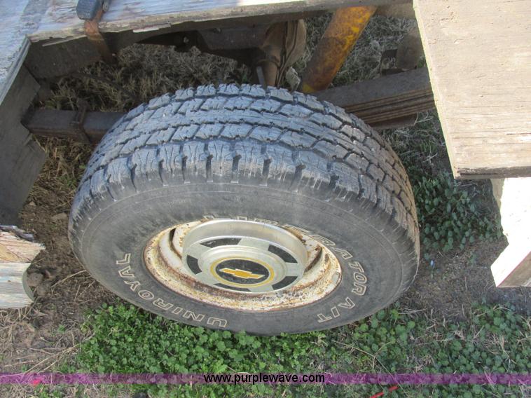 image for item J6709 1976 Chevrolet 1500 flatbed pickup truck