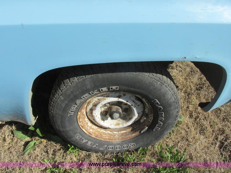 image for item J6709 1976 Chevrolet 1500 flatbed pickup truck