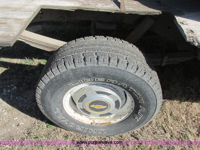 image for item J6709 1976 Chevrolet 1500 flatbed pickup truck