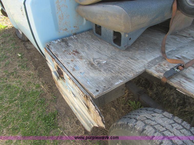 image for item J6709 1976 Chevrolet 1500 flatbed pickup truck