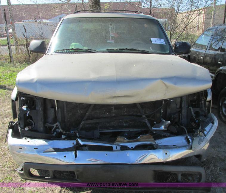 image for item J6711 2002 Chevrolet Suburban 1500 SUV