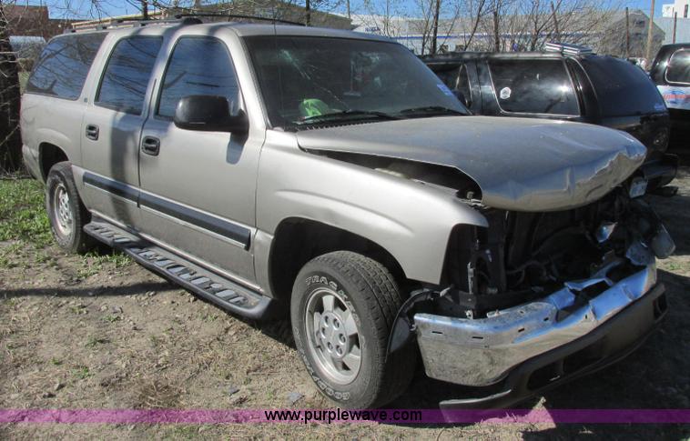 image for item J6711 2002 Chevrolet Suburban 1500 SUV