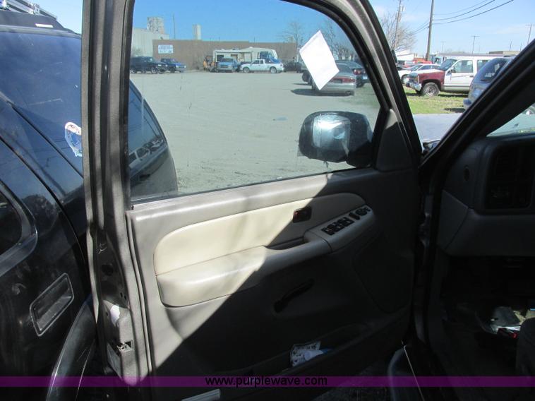 image for item J6711 2002 Chevrolet Suburban 1500 SUV