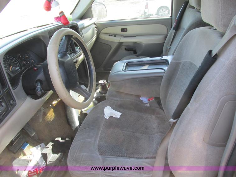 image for item J6711 2002 Chevrolet Suburban 1500 SUV