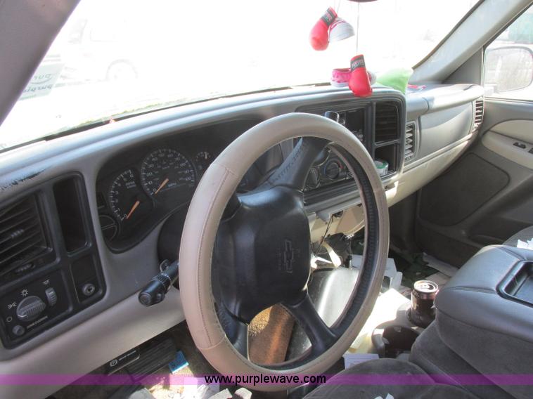 image for item J6711 2002 Chevrolet Suburban 1500 SUV