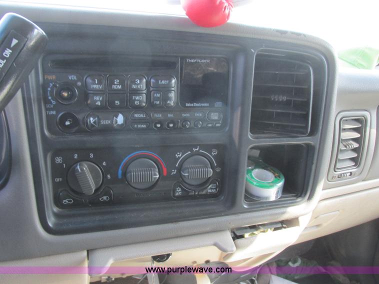 image for item J6711 2002 Chevrolet Suburban 1500 SUV