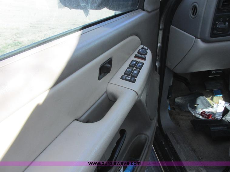 image for item J6711 2002 Chevrolet Suburban 1500 SUV