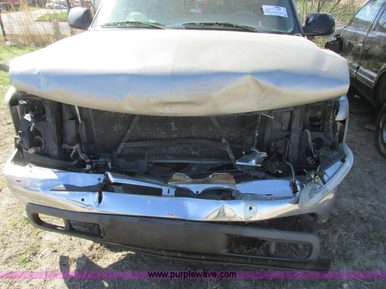 image for item J6711 2002 Chevrolet Suburban 1500 SUV