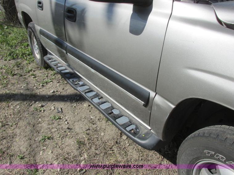 image for item J6711 2002 Chevrolet Suburban 1500 SUV