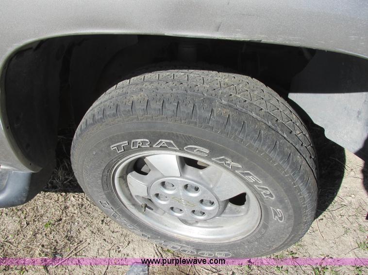 image for item J6711 2002 Chevrolet Suburban 1500 SUV
