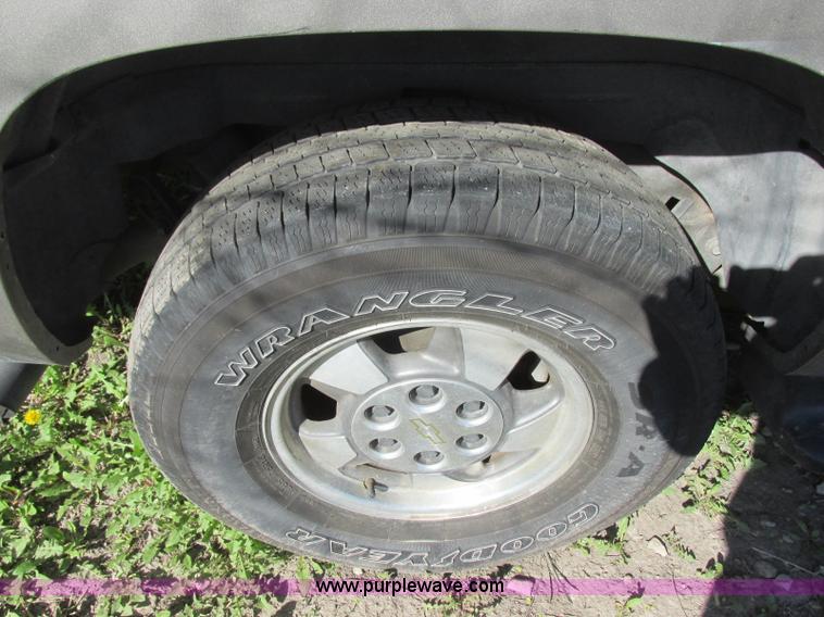 image for item J6711 2002 Chevrolet Suburban 1500 SUV