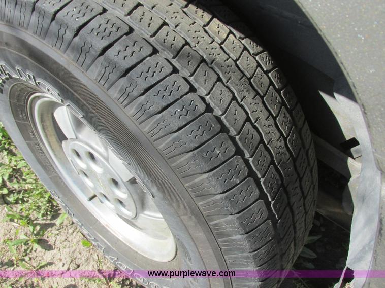 image for item J6711 2002 Chevrolet Suburban 1500 SUV