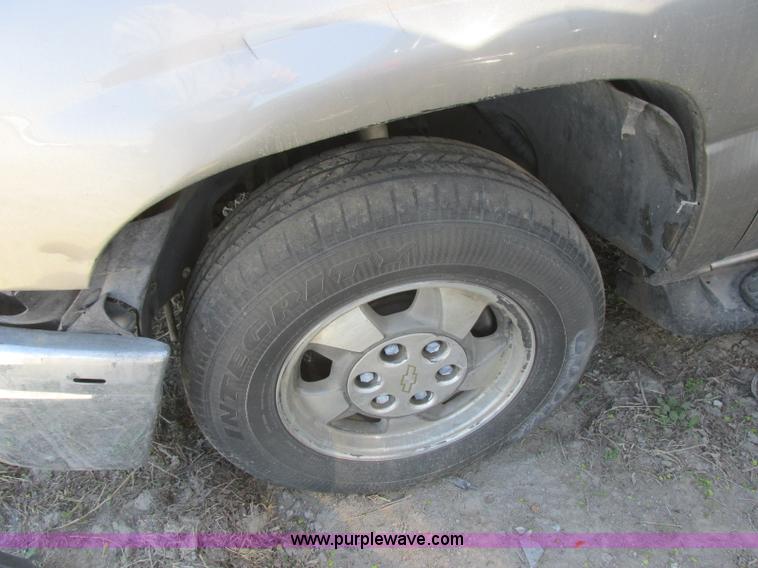 image for item J6711 2002 Chevrolet Suburban 1500 SUV