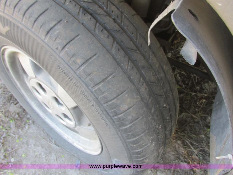 image for item J6711 2002 Chevrolet Suburban 1500 SUV